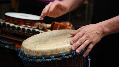 Djembégroep Barbari leeft zich uit!