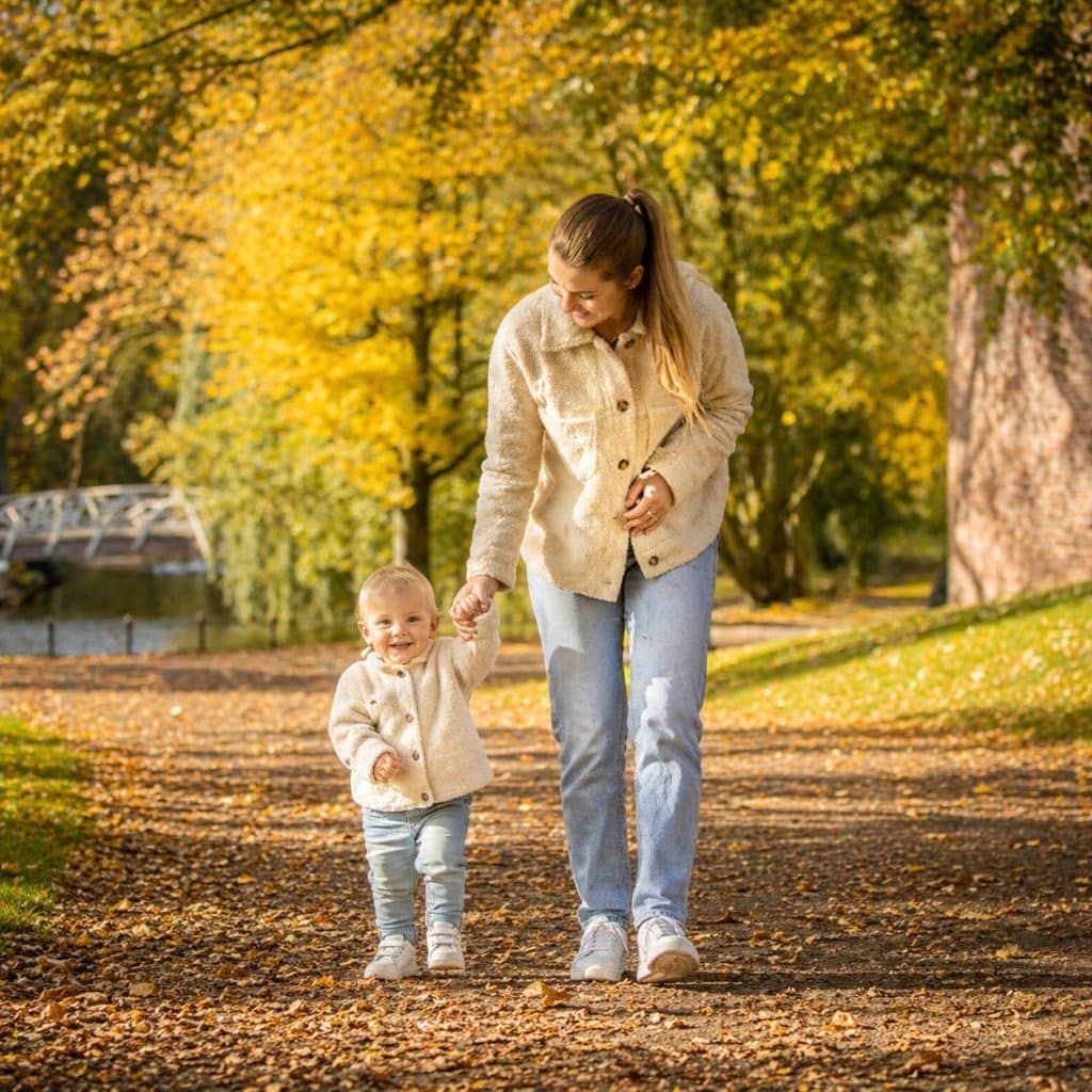 Moeder en kind wandelen in park